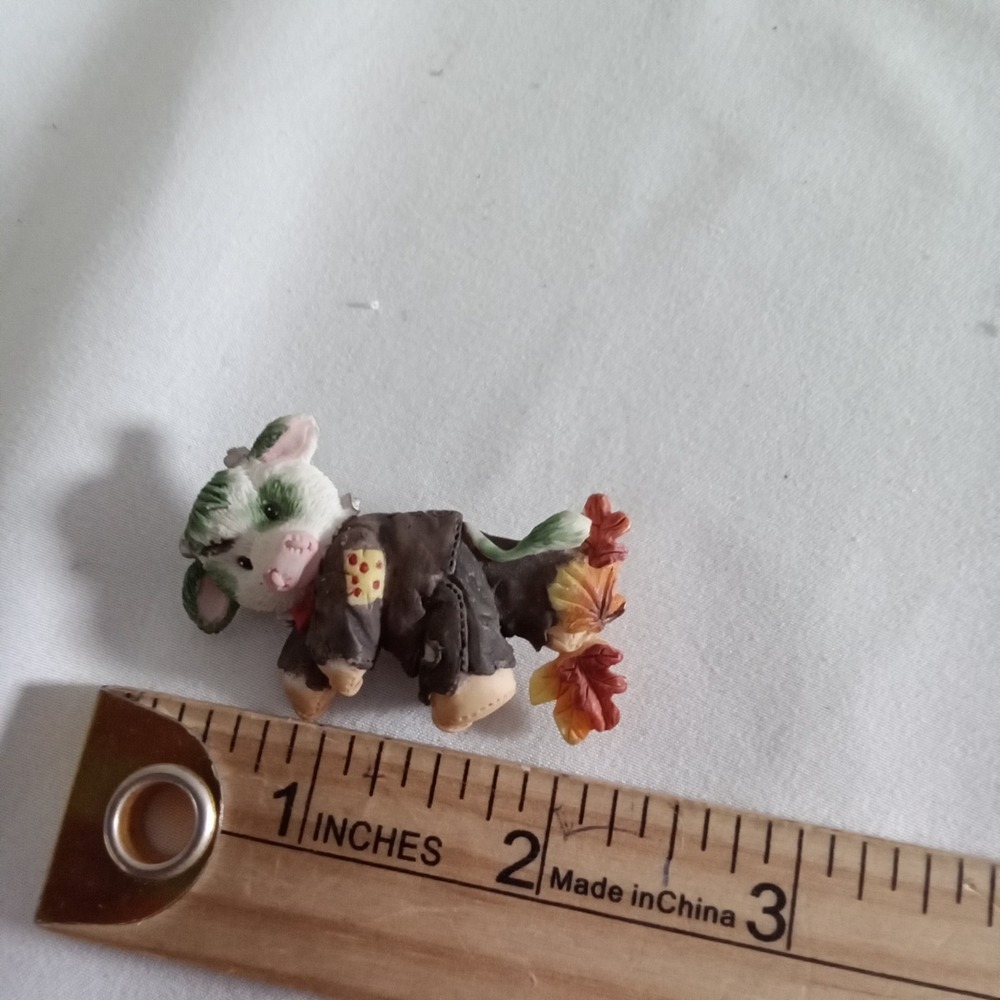Vintage Autumn Cow Brooch Resin Fall Leaves Farm Animal Pin Green White Brown - Picture 3 of 3